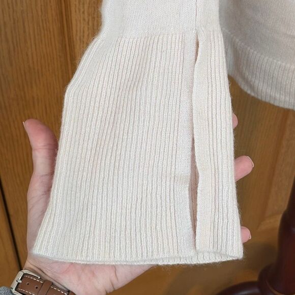 100% Cashmere Light Pink V-Neck Sweater w/ Flare Cuffs S/M - Picture 4 of 6